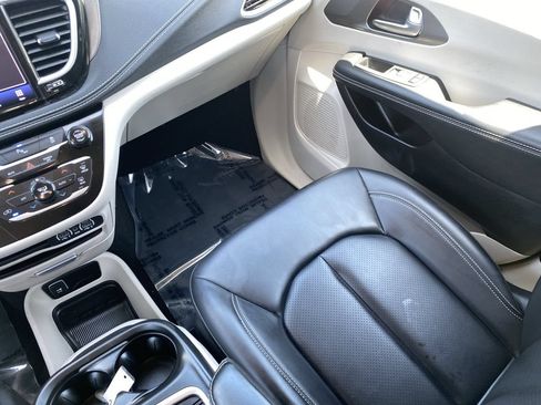 Used 2023 Chrysler Pacifica Touring-L FWD image 18