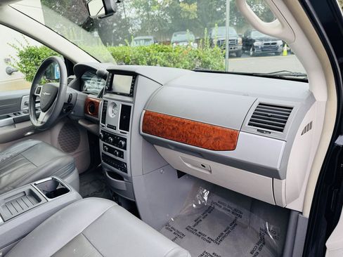 Used 2008 Chrysler Town & Country Touring FWD image 41