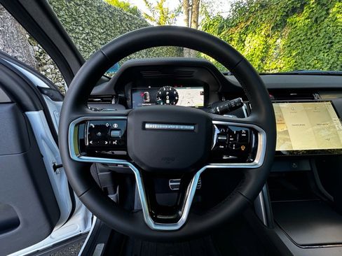 New 2025 Land Rover Discovery Sport Dynamic SE image 10