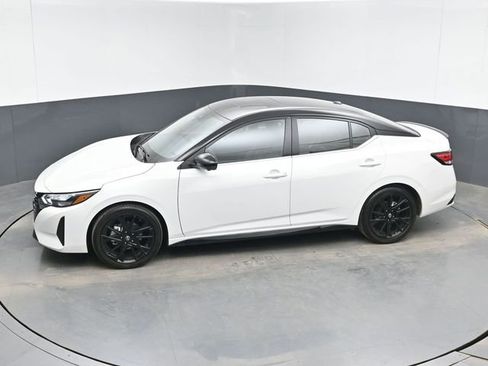 Used 2025 Nissan Sentra SR w/ SR Premium Package image 32