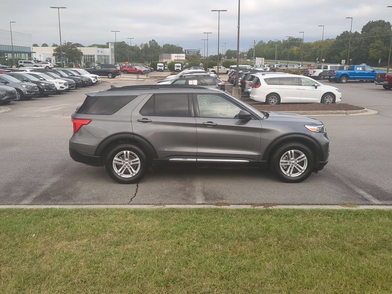 Used 2022 Ford Explorer XLT w/ Equipment Group 202A RWD image 2