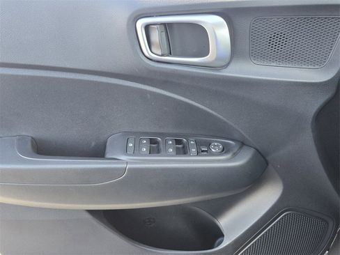 Certified 2025 Hyundai Venue SE image 30