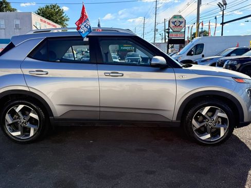 Used 2025 Hyundai Venue SEL FWD image 11