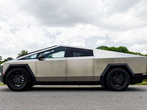 Used 2025 Tesla Cybertruck AWD Crew Cab image 6