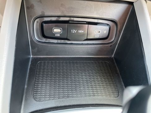 Used 2025 Hyundai Venue SEL image 19