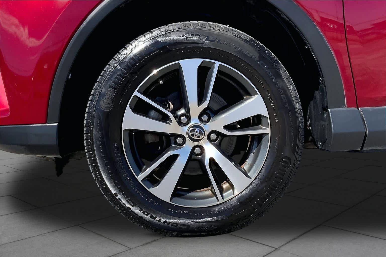 Used 2018 Toyota RAV4 XLE FWD image 11