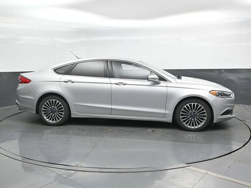 Used 2018 Ford Fusion SE w/ Fusion SE Technology Package FWD image 3