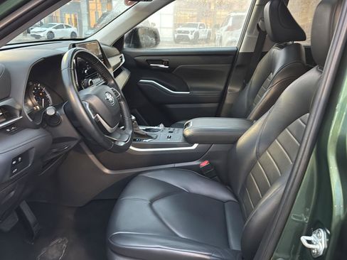 Certified 2023 Toyota Highlander XLE image 8