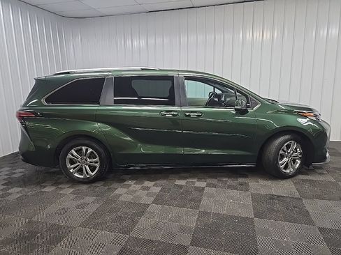 Used 2023 Toyota Sienna Platinum AWD/4WD image 2