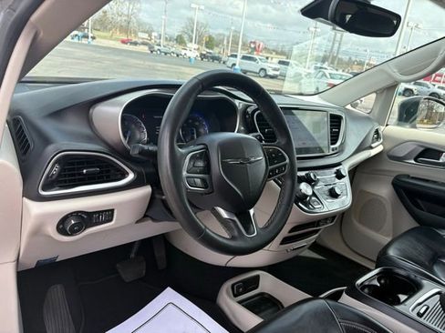 Used 2023 Chrysler Pacifica Touring-L image 38