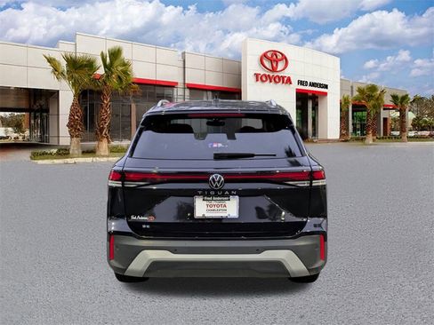 Used 2025 Volkswagen Tiguan SE image 5