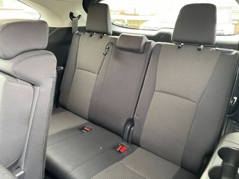 Used 2025 Toyota Highlander LE image 31