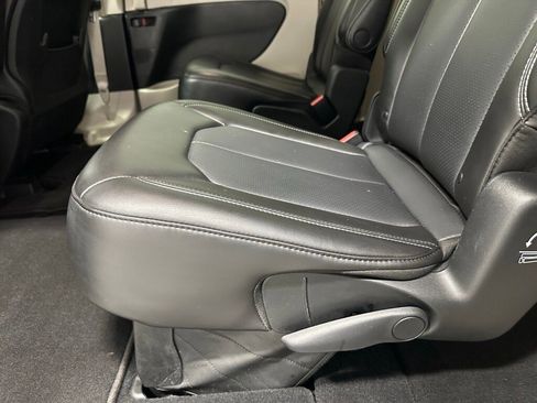 Used 2023 Chrysler Pacifica Touring-L image 46