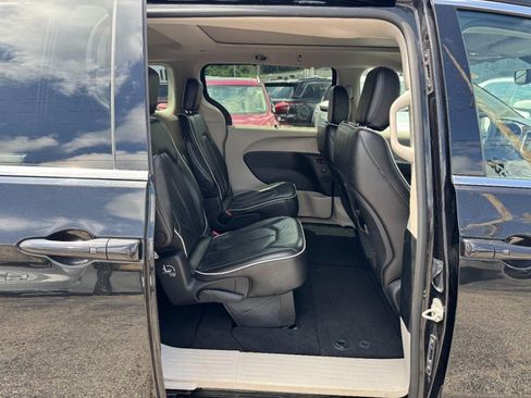 Used 2024 Chrysler Pacifica Limited FWD image 12