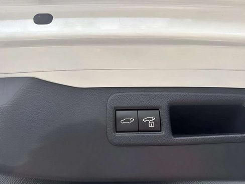 Used 2022 Toyota Venza LE AWD/4WD image 14