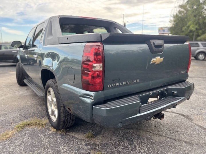 Used 2010 Chevrolet Avalanche LT w/ Regional Value Package AWD/4WD image 3