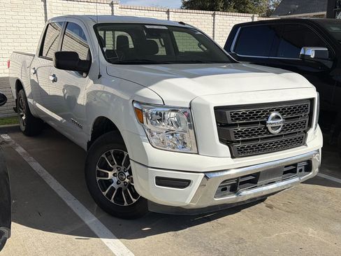 Used 2021 Nissan Titan SV image 2