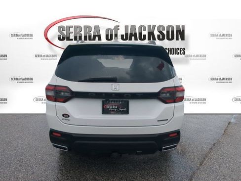 Used 2024 Honda Pilot Touring image 8