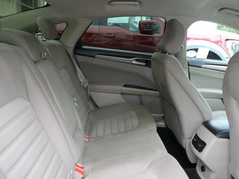 Used 2019 Ford Fusion SE FWD image 25
