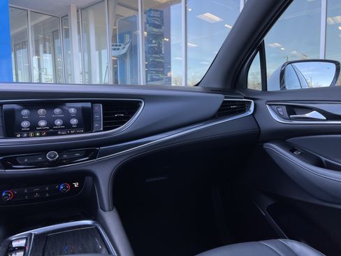 Used 2023 Buick Enclave Essence image 32