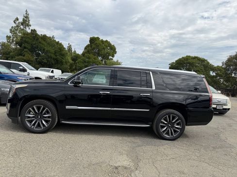 Used 2017 Cadillac Escalade ESV Luxury RWD image 2