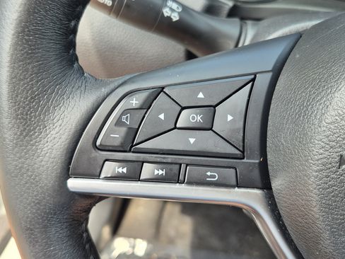 Used 2018 Nissan Rogue SV w/ Premium Package FWD image 32