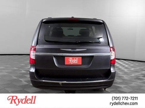 Used 2015 Chrysler Town & Country Touring w/ Driver Convenience Group image 4