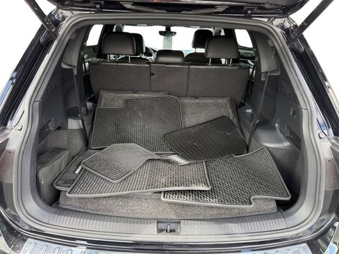 Certified 2022 Volkswagen Tiguan SE R-Line FWD image 17