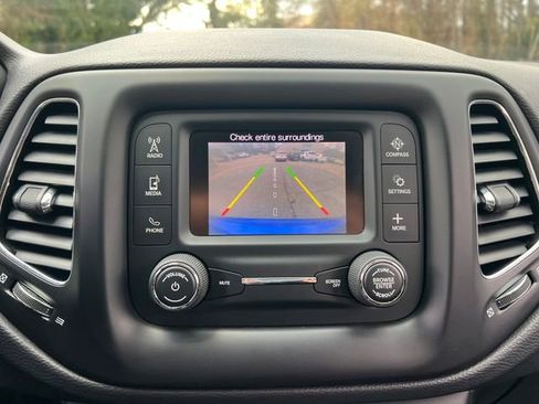 Used 2018 Jeep Compass Latitude image 24