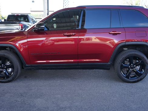 Used 2024 Jeep Grand Cherokee Limited w/ Black Appearance Package AWD/4WD image 7