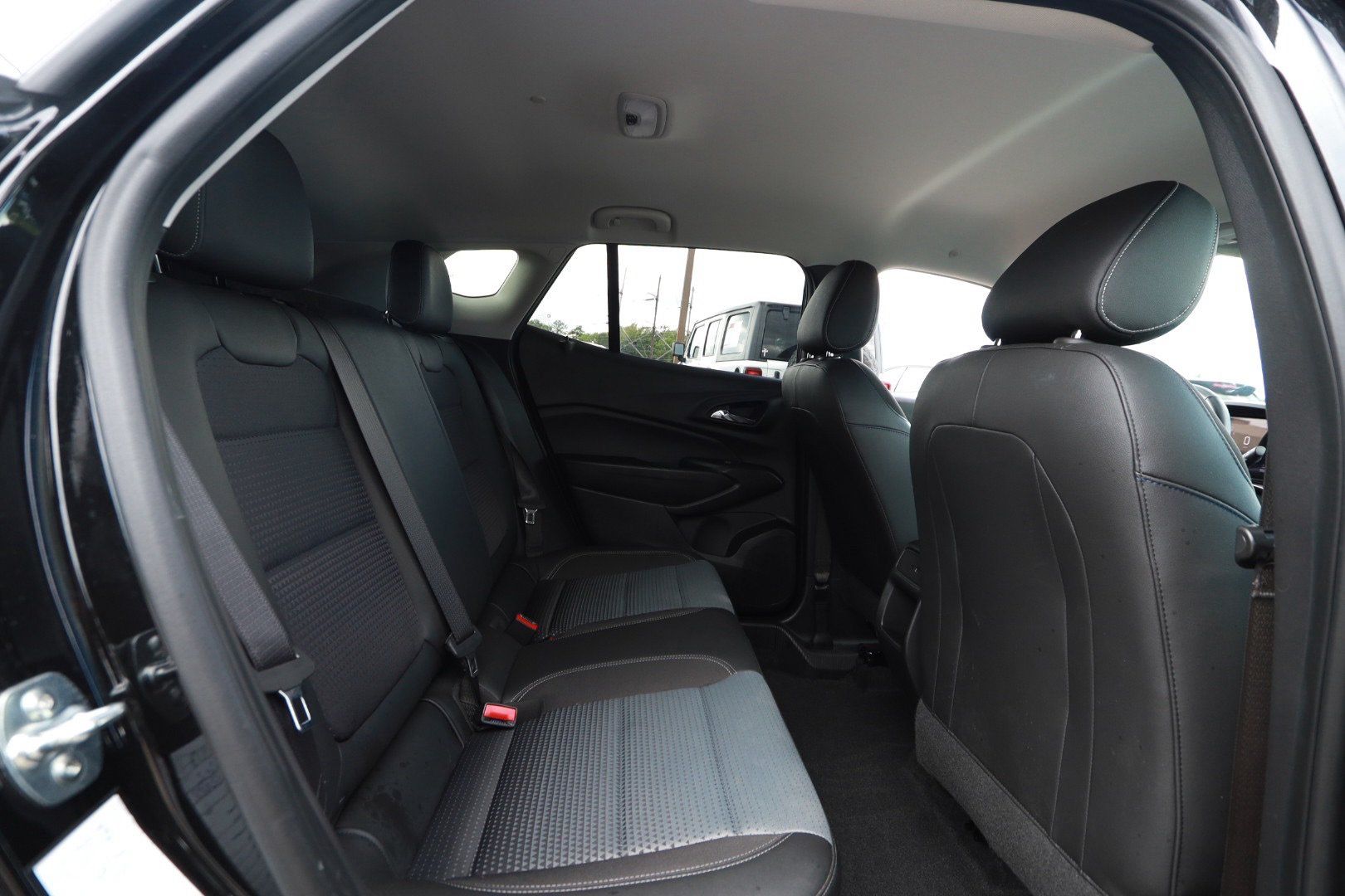 Used 2025 Chevrolet Trax LT w/ LT Convenience Package FWD image 24