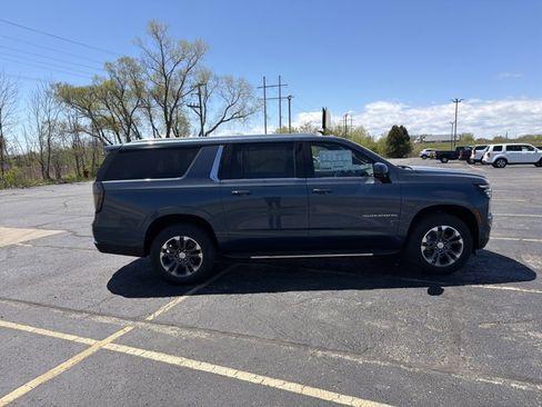 New 2026 Chevrolet Suburban LT w/ Comfort Package AWD/4WD image 4