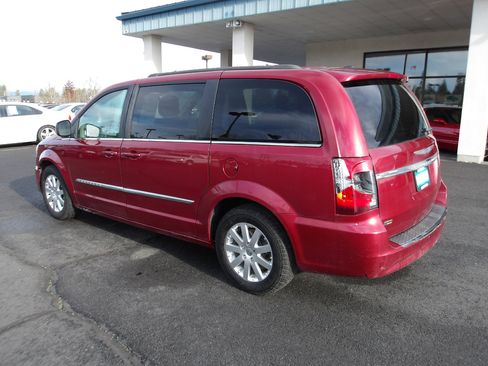 Used 2016 Chrysler Town & Country Touring image 3