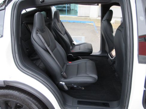 Used 2022 Tesla Model X image 32