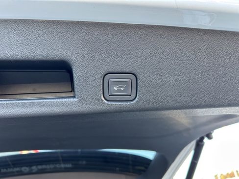 Used 2025 GMC Acadia Elevation image 8