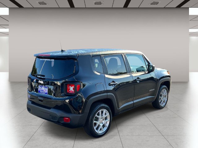 Used 2023 Jeep Renegade Latitude AWD/4WD image 3
