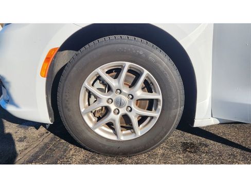 Used 2025 Chrysler Pacifica Select FWD image 8