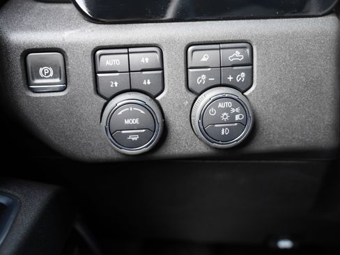 Used 2025 Chevrolet Silverado 3500 LTZ w/ LTZ Convenience Package AWD/4WD image 31