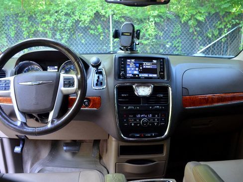 Used 2015 Chrysler Town & Country Touring-L w/ Driver Convenience Group FWD image 21