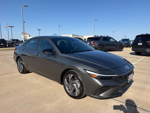 Used 2025 Hyundai Elantra Sport FWD image 3