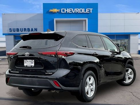 Used 2024 Toyota Highlander LE AWD/4WD image 2