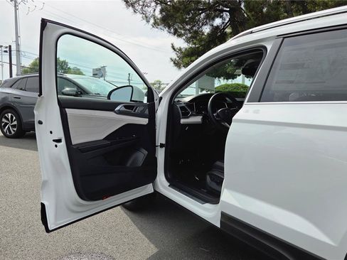 New 2026 Volkswagen Taos SEL AWD/4WD image 11