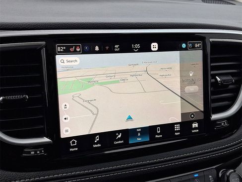 Certified 2024 Chrysler Pacifica Limited image 14