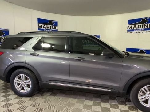 Used 2022 Ford Explorer XLT RWD image 3