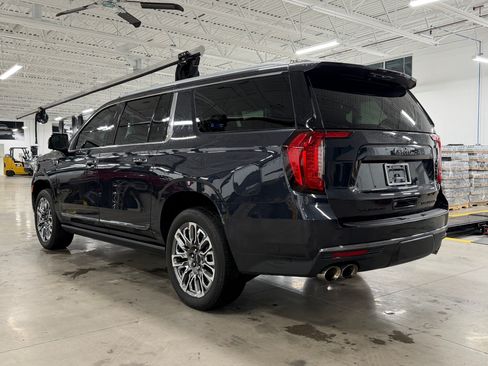 Used 2023 GMC Yukon XL Denali Ultimate AWD/4WD image 3
