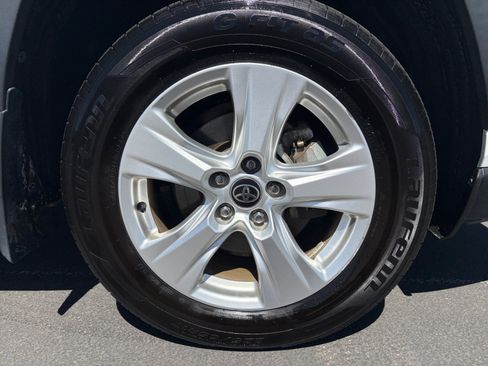 Used 2021 Toyota RAV4 XLE AWD/4WD image 30