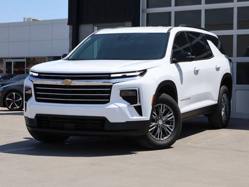 Used 2026 Chevrolet Traverse LT w/ Driver Confidence Package AWD/4WD image 3