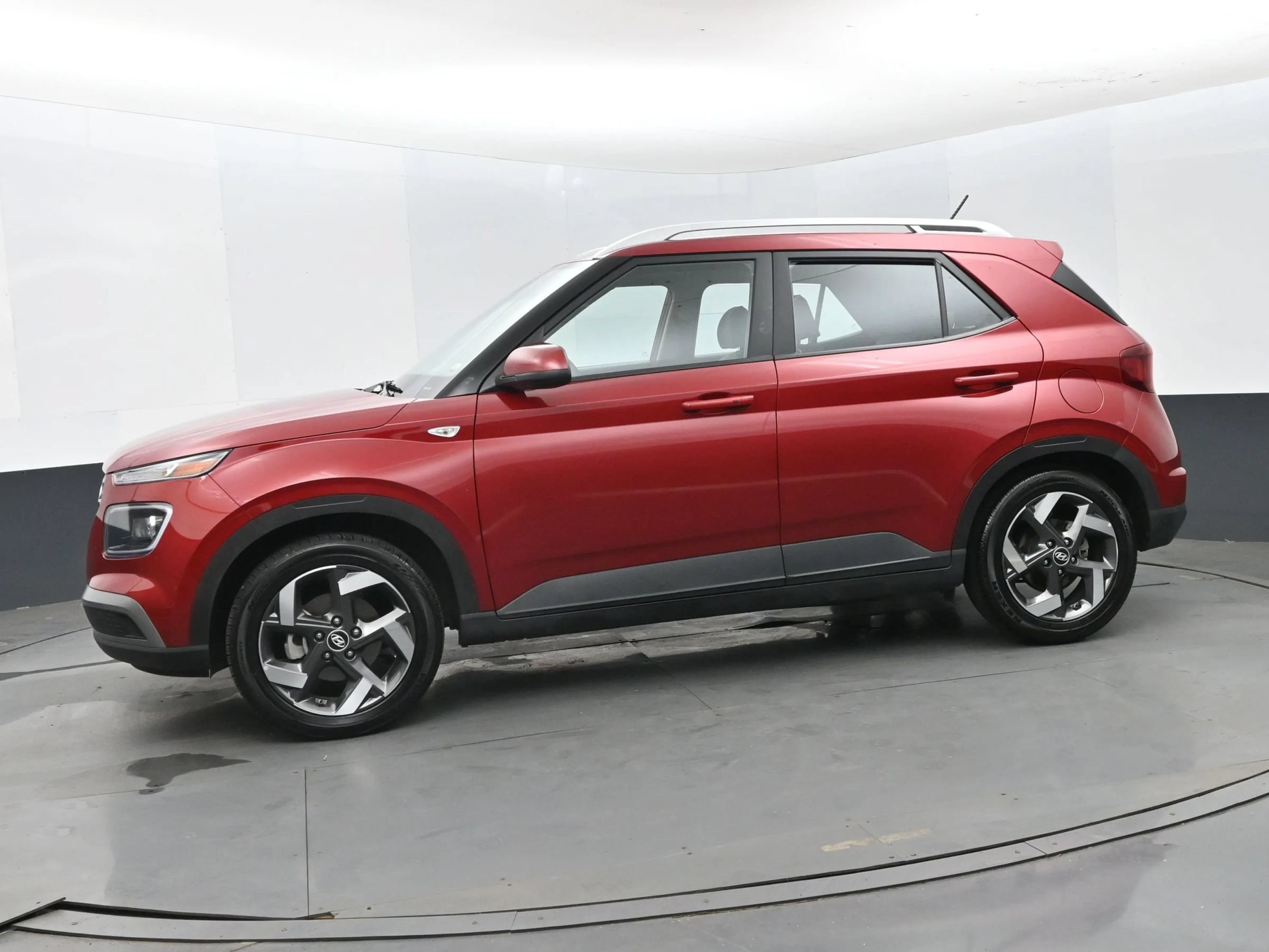 Used 2025 Hyundai Venue Limited FWD image 5