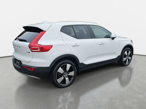 Used 2020 Volvo XC40 T5 Momentum image 5