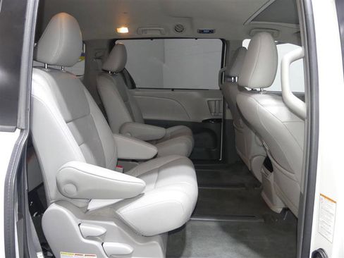 Used 2017 Toyota Sienna XLE image 26